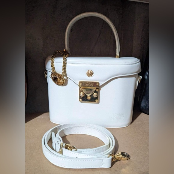 👜 VERSACE BEAUTIFUL VANITY BAG 👜💯 authenticb -  PRICE FIRM ✌️ - Picture 3 of 13